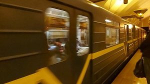 Прибытие метропоезда на станцию Спортивная, верхний зал (Санкт-Петербург)