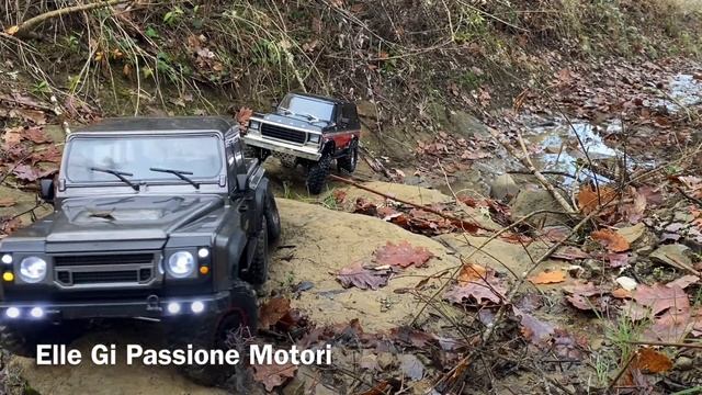 Yikong Yk6101 Defender 6x6 Vs Traxxas Ford Bronco Trx4 смотреть онлайн