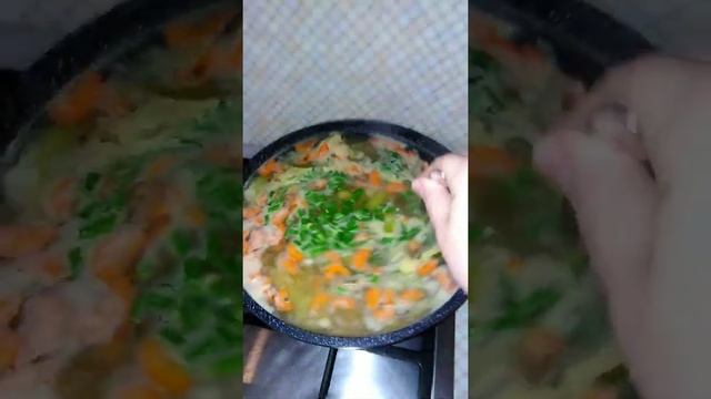 Варю суп на курином бульоне с перловкой и картошкой