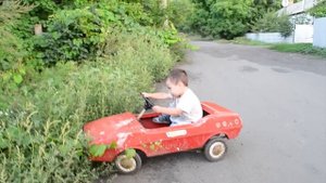 Вместе с Ваней – Малыш за рулем ретро-авто /Видео для детей про машину/ 아이 뒤에 바퀴 / الفتى خلف المقود