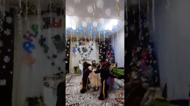 Новогодний танец. Общий танец “Новый год”. Жаңа жыл биі. #жаңажыл #новыйгод #bn#dance #танец смотреть онлайн