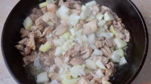 Курица с шампиньонами на сковороде