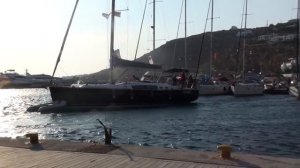 Техника управления парусным судном - Швартовка - Docking a sailboat in gusty wind (Mykonos)