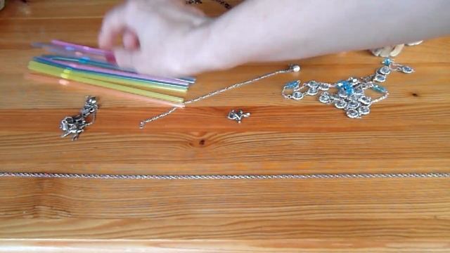 Как хранить украшения, ЦЕПОЧКИ, ОЖЕРЕЛЬЯ и наушники что бы не путались. Лайфхак - просто и полезно. смотреть онлайн