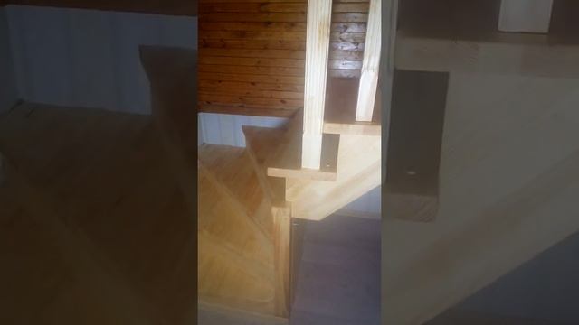 Чем лучше красить деревянную лестницу?