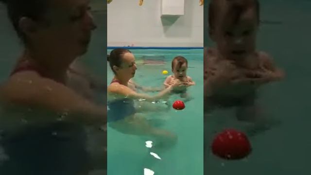 Ребёнок 10 месяцев плавание смотреть онлайн