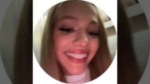 Валя Карнавал застряла в лифте