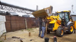 Ремонт экскаватора-погрузчика. Электродуговая сварка.