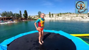 Диана и Даня отдыхают на пляже и в парке на воде. Манкитц