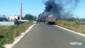 Горит комбайн пожар