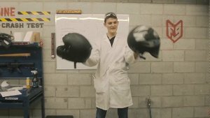 Дешевый мотошлем против дорогого Краш тест