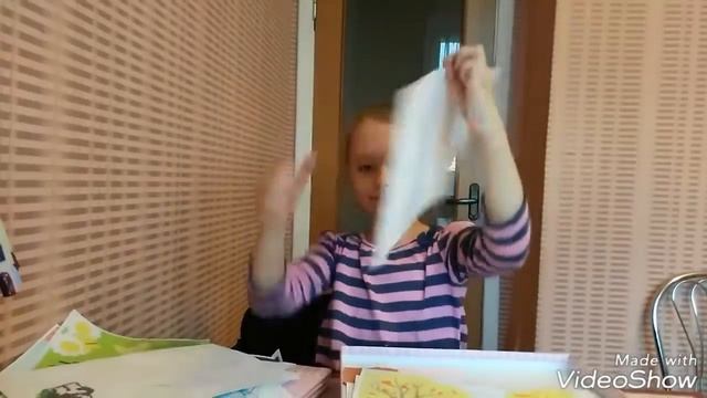 Настюша с кошкой Милой показывает детские поделки и рисунки с детсада смотреть онлайн