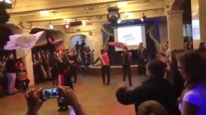 Армяне танцуют и поют, а азербайджанцы смотрят