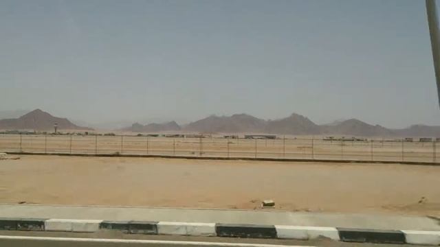 По дороге вдоль аэропорта Шарм-эль-Шейха. смотреть онлайн