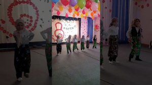 танец бабушки на 8-марта