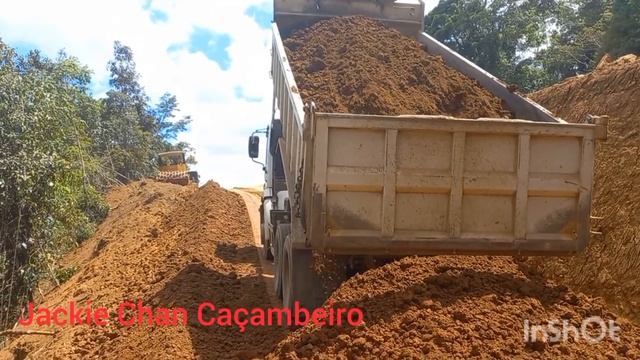 Vasculhando a caçamba 24-280 da Volkswagen numa ladeira íngreme e com ribanceira.
