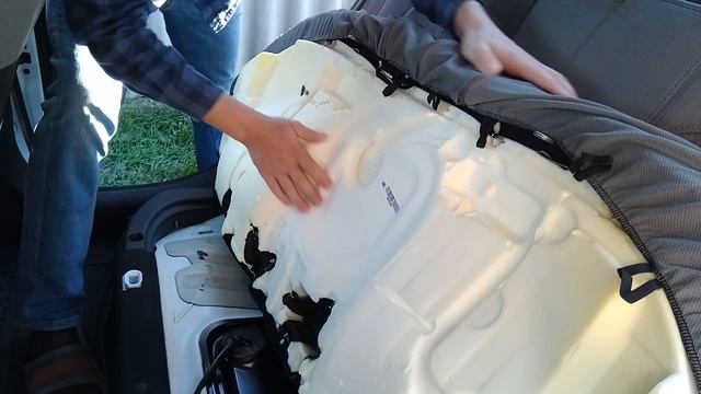 Снимаю заднее сиденье на солярисе 2  что бы надеть чехлы нормально.