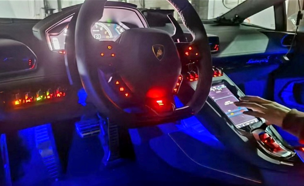 Опция комфортной контурной подсветки и звук SENSONUM LAMBORGHINI HURACAN. VAG-upgrade.ru