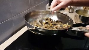 Пирог с грибами на сковороде