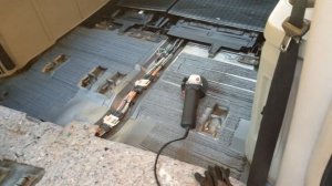 Режу днище Крайслер. Где бензонасос?