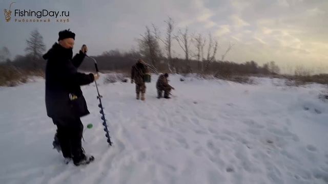 Уикенд на рыбалке. Зимняя ловля плотвы на мормышку на микроречке смотреть онлайн