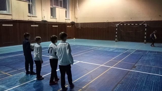 Игра - "4 мяча и 6 игроков, остановка с разворотом и удар по воротам" смотреть онлайн