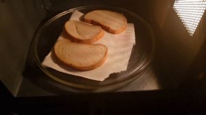 Лайфхак Как разогреть хлеб в микроволновке.