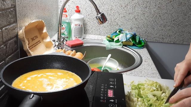 Омлет с салатом😍 Рубрика Готовим вместе🤪😜😁 смотреть онлайн