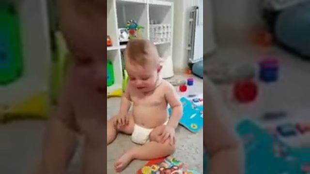 Ребёнок плачет под музыку