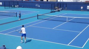 Первая ракетка мира Новак Джокович разминается на Miami Open 2019