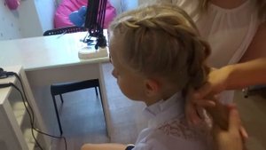 Легкая прическа для девочки в школу - косы с резиночками
