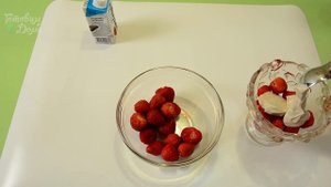 Очень вкусный десерт из клубники с творожным кремом и сливками!