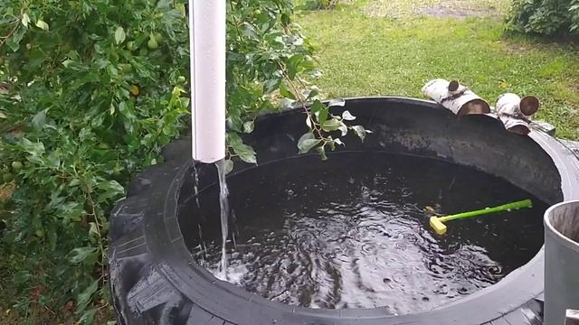 Сбор дождевой воды с крыши.