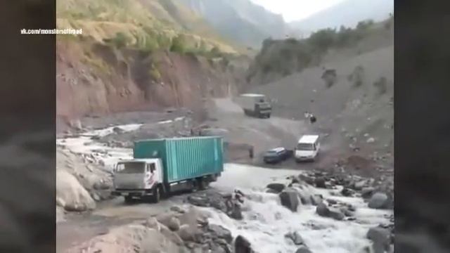 ЭКСТРЕМАЛЬНАЯ ЕЗДА НА ГРУЗОВИКАХ ПО БЕЗДОРОЖЬЮ Extreme driving on a truck on the