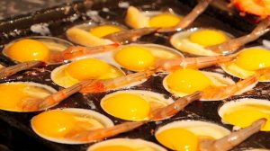 Китайская кухня : перепелиные яйца и шарики из креветок