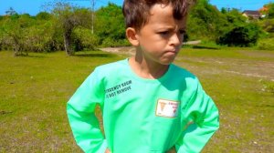 Марк показывает для детей Профессии