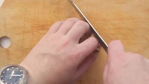 Белый соус с кинзой,  грецким орехом и чесноком