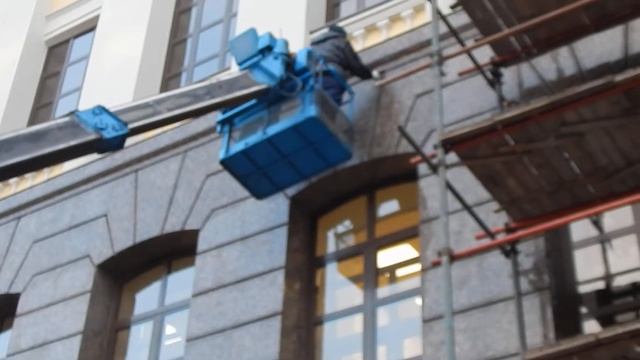Высотная мойка фасада с автовышки от "Клининг-Сервис" смотреть онлайн