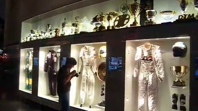 Музей Mercedes-Benz Stuttgart для www.poiradar.ru смотреть онлайн