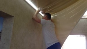 Демонтаж натяжного потолка.