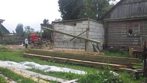 Как легко поднять деревянный брус 150×150 длиной 6 метров на стену в одно лицо