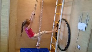 Разминка и растяжка . Спортивный уголок дома .