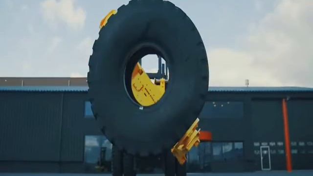Автопогрузчик HYSTER с шинным манипулятором.