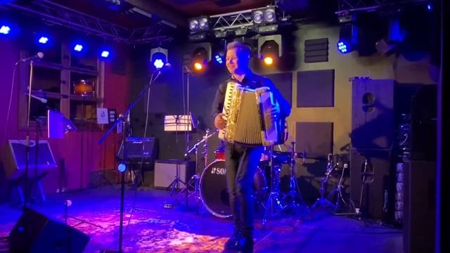 Бразильская музыка на аккордеоне в клубе смотреть онлайн