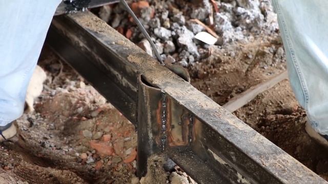 Сложный ПОДЪЕМ дома с ЗАМЕНОЙ ВЕНЦОВ. Реконструкция дома.