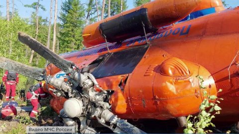 В больницу Якутска доставили экипаж и пассажиров вертолета Ми-8, совершившего жесткую посадку