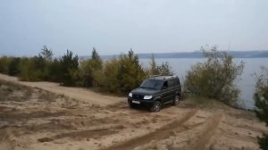 Гелендваген против Уаз Патриот на бездорожье.