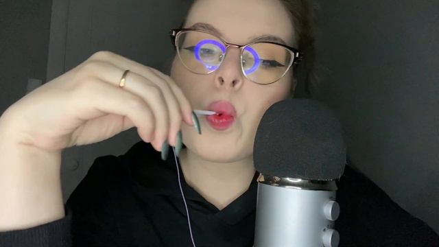 АСМР итинг чупа-чупса  липкие звуки рта и движения рук ASMR Mouth sounds