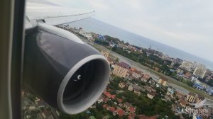 Летим в Сочи. Такой огромный движок у этого Боинга 777 еле в кадр влез.