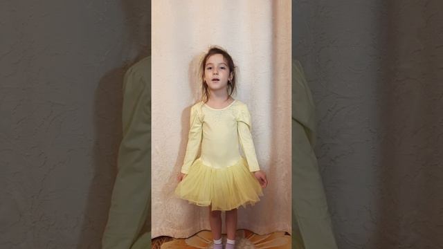 🥰🥰🥰 ПЕСНЯ "МАМОЧКА МИЛАЯ, КАК ХОРОШО ЧТО ТЫ ЕСТЬ У МЕНЯ", УЧИМСЯ ВОКАЛУ ПЕТЬ . ВИКА 6 ЛЕТ смотреть онлайн